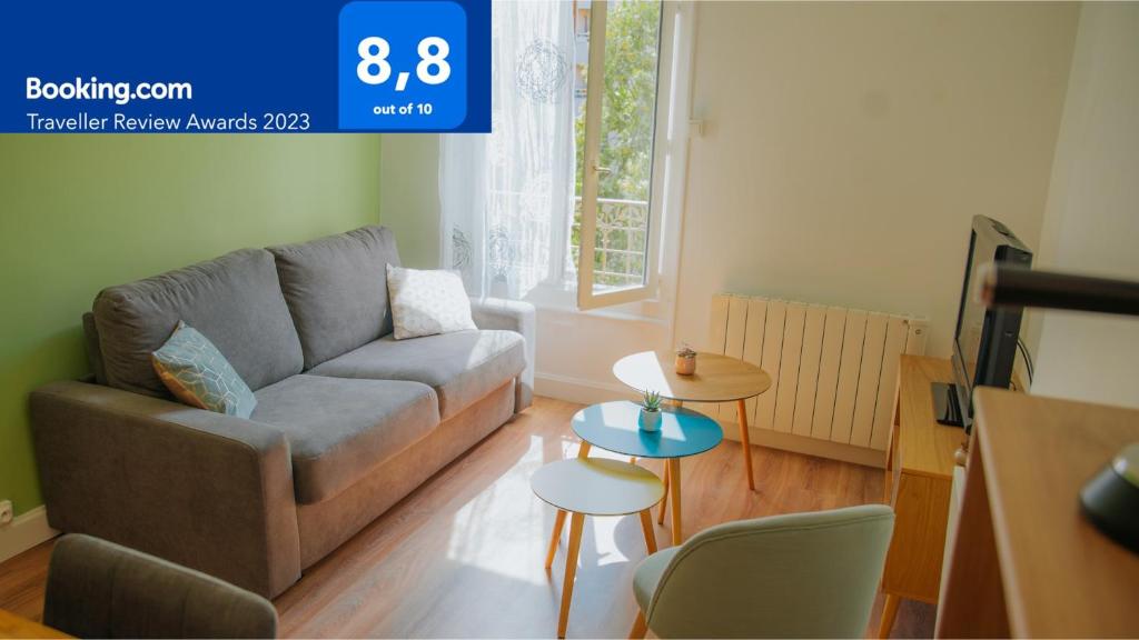 uma sala de estar com um sofá e uma mesa em Appartement écologique - Proche Métro Charpennes em Villeurbanne