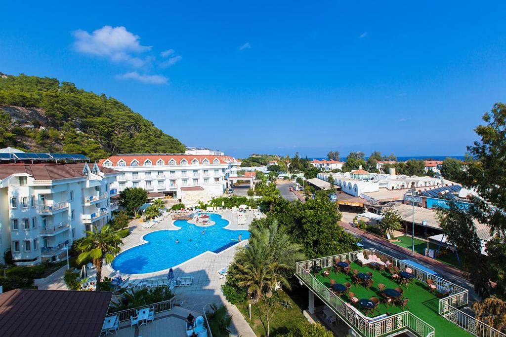 einen Luftblick auf ein Resort mit einem Pool in der Unterkunft MIRAMOR HOTEL & Spa - ULTRA ALL INCLUSIVE in Antalya