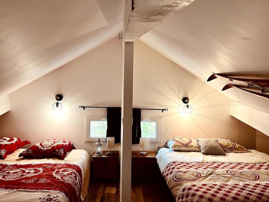 um quarto com 2 camas num sótão em Chalet cosy avec vue dégagée em Métabief