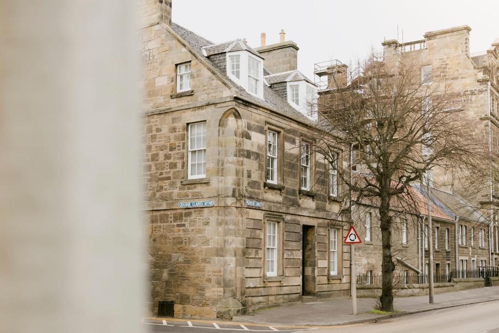 een oud bakstenen gebouw aan de kant van een straat bij Links Townhouse in St Andrews