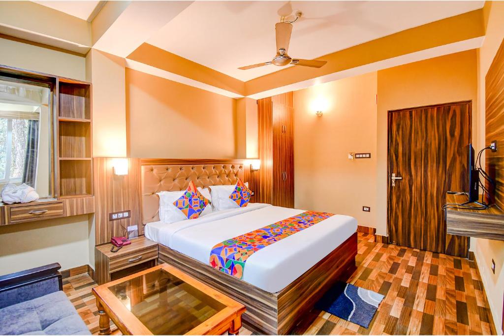 Un dormitorio con una cama grande y una ventana en FabHotel The Grunge, en Gangtok