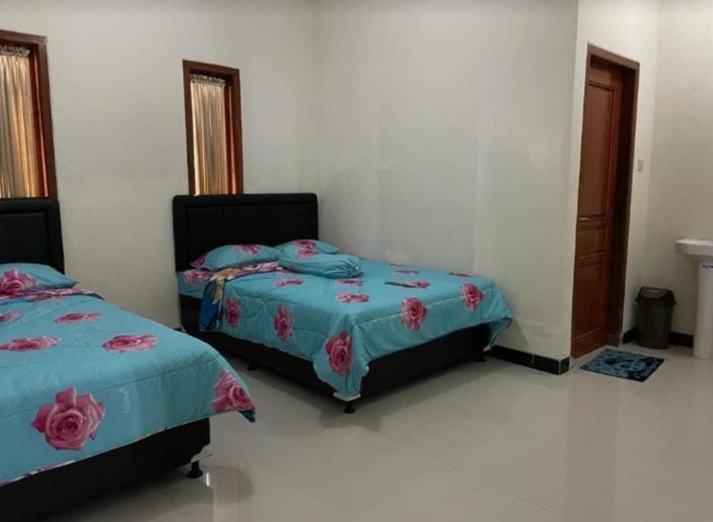 Postel nebo postele na pokoji v ubytování Bromo Seruni Astungkara Homestay