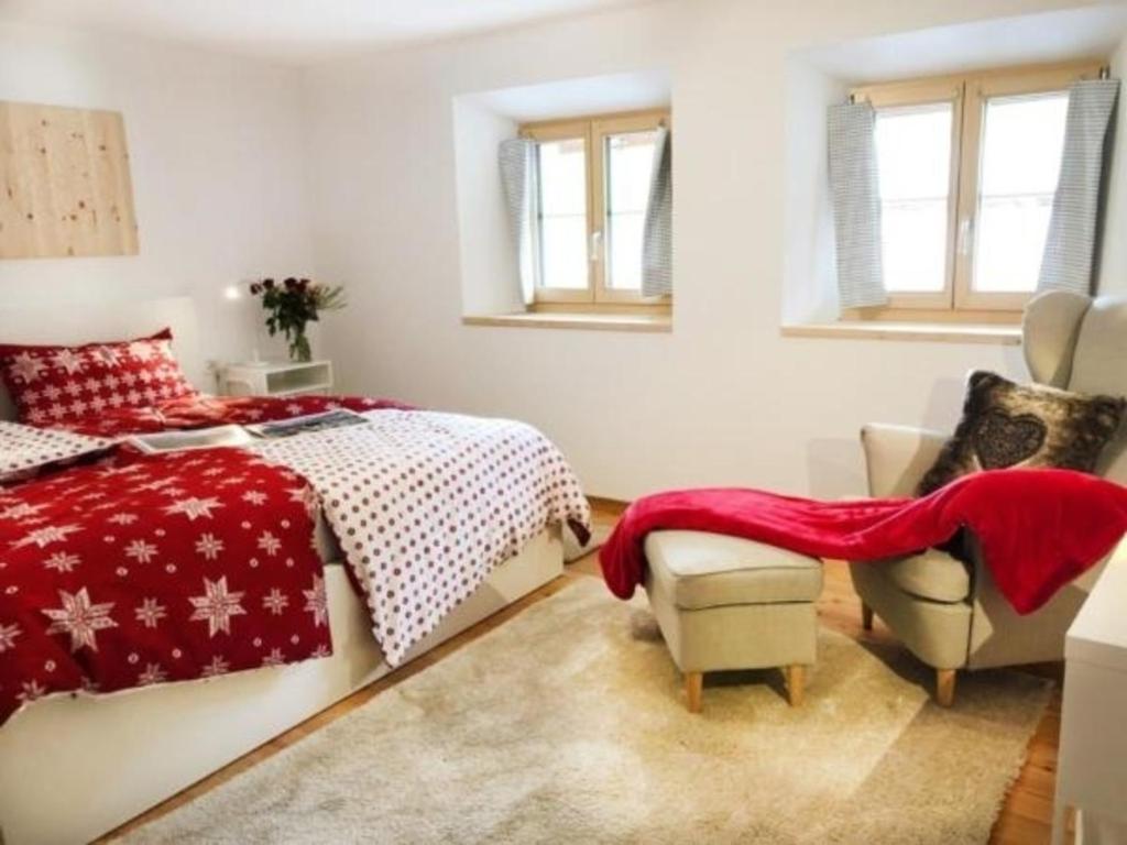 グアルダにあるGrosszügige Komfort FEWO - ENGADIN HOLIDAYSのベッドルーム1室(ベッド1台、椅子付)