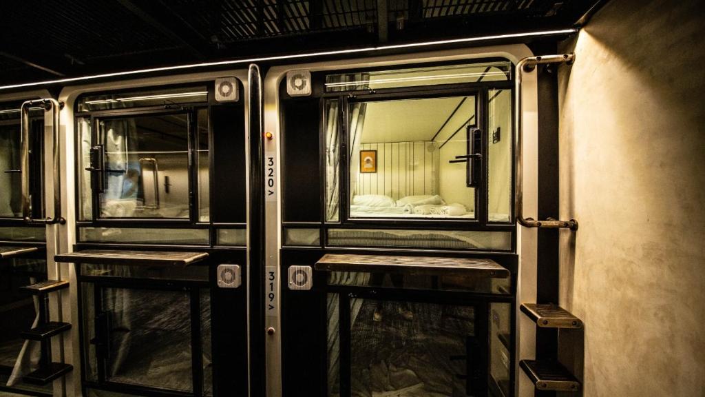 Palanda nebo palandy na pokoji v ubytování The O Pod Capsule Hotel