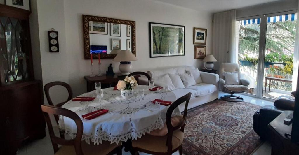 un salon avec une table et un canapé blanc dans l'établissement Holiday or Congress, Centre - Beach, à Cannes