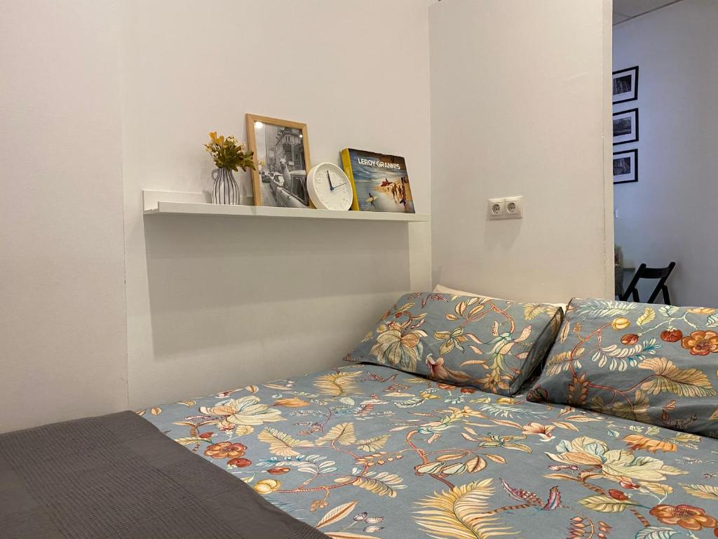 Un dormitorio con un sofá con una manta. en Apartamento Puerta del Camino 1, en Bilbao