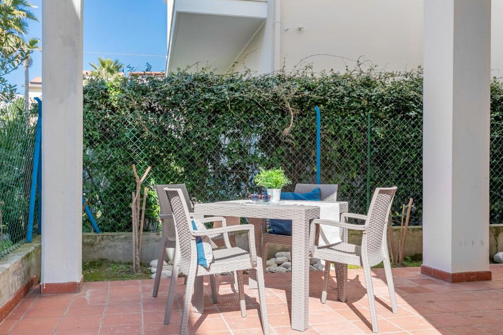 een witte tafel en stoelen op een patio bij Saporedimare - fronte mare - Narramondo Villas in Tortoreto Lido