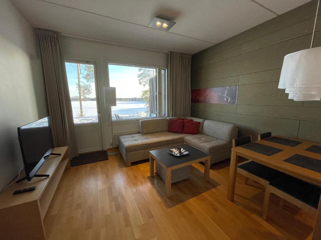 Телевизор и/или развлекательный центр в Vuokatti Chalets Aarni