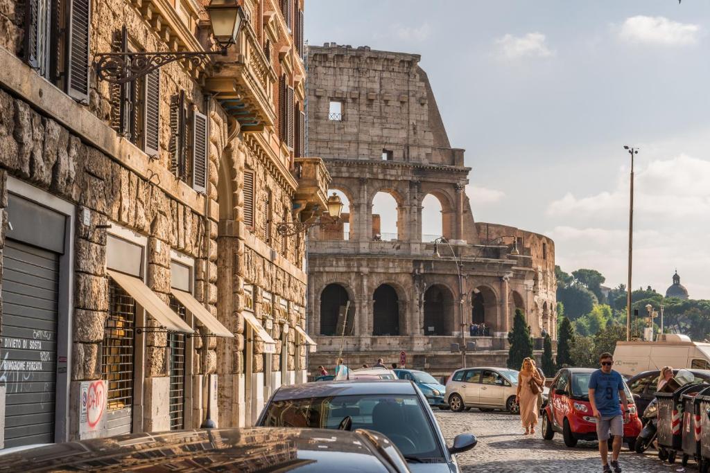 a street in front of the coliseum at Martina al Colosseo in Rome