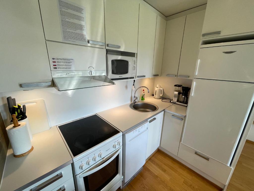Кухня или мини-кухня в Vuokatti Chalets Aarni
