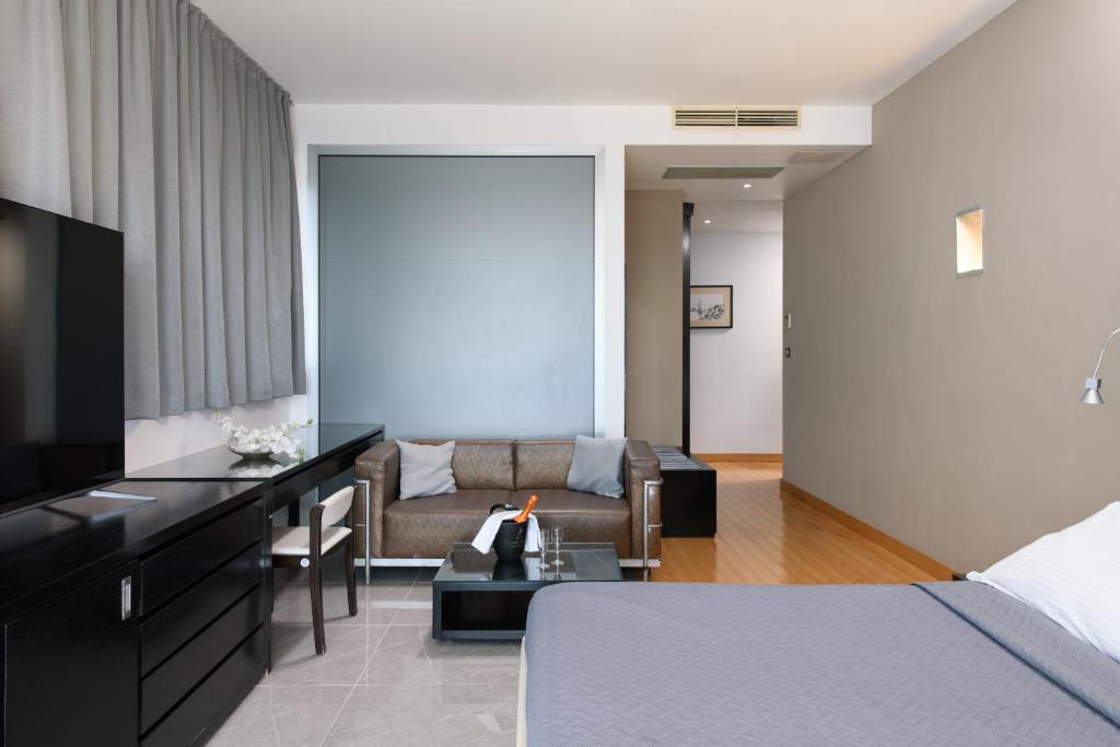 Televízia a/alebo spoločenská miestnosť v ubytovaní Hotel San Antonio