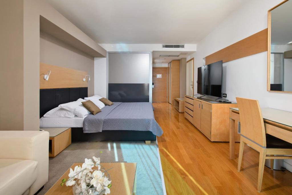 Televízia a/alebo spoločenská miestnosť v ubytovaní Hotel San Antonio