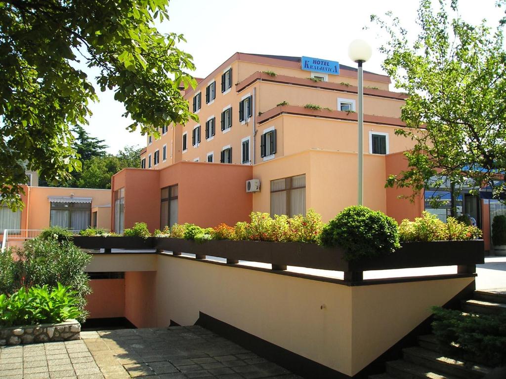 un edificio con piante sul lato di HOTEL KRALJEVICA a Kraljevica (Porto Re)