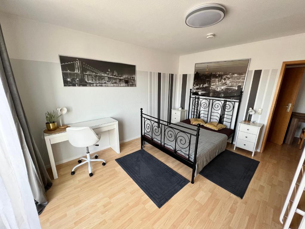 a bedroom with a bed and a desk and a desk at KnocksCasa4You 3 Zimmer Wohnung Nr.23 Marburg in Marburg an der Lahn