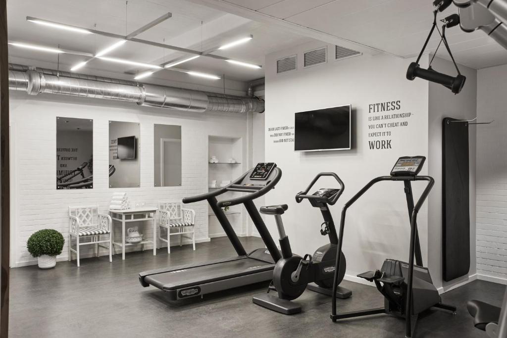 Fitness centrum a/nebo fitness zařízení v ubytování Hypernym Hotel & Suites