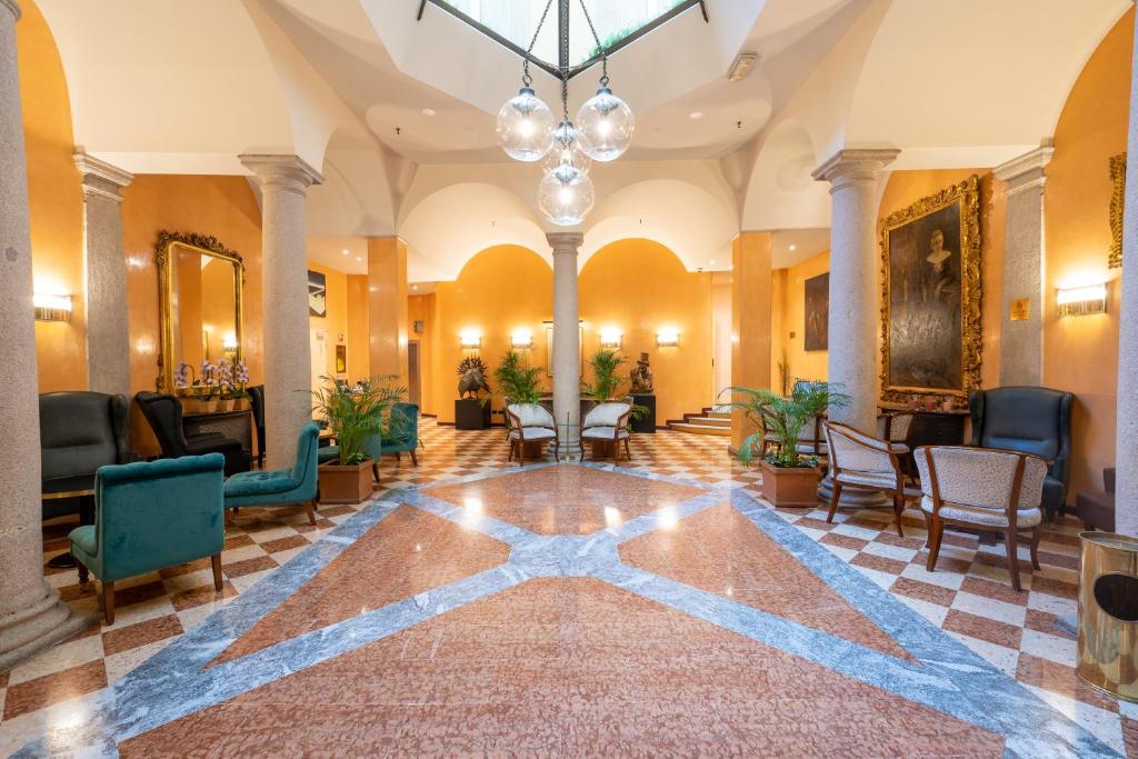 een lobby met een ster op de vloer bij Hotel Regina in Milaan
