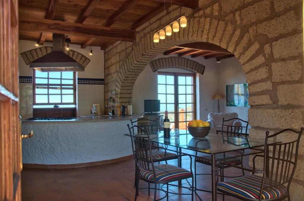 a kitchen and dining room with a table and chairs at Finca La Tosca in Guía de Isora