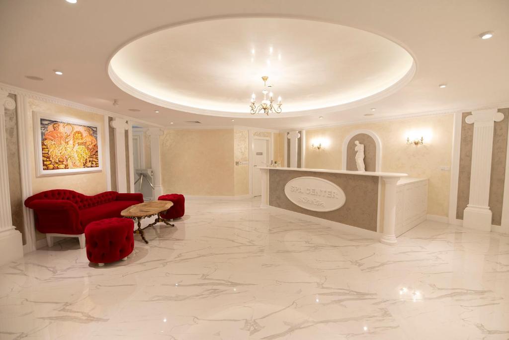 Glamping Alliance Hotel في بلوفديف: لوبي كبير وكراسي حمراء وسقف كبير