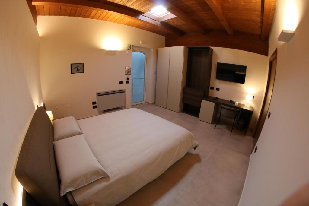 Mirko's house في ليكاتا: غرفة نوم بسرير ومكتب وتلفزيون