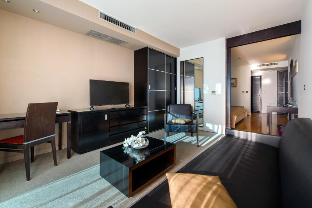 Televízia a/alebo spoločenská miestnosť v ubytovaní Hotel San Antonio