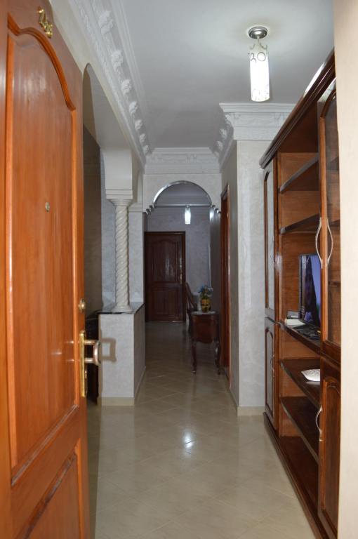 einen Flur mit einem Zimmer mit einer Tür und einem Zimmer mit einem Hallwayngthngth in der Unterkunft Appartement idéal Riad Al salam à 8 minutes de la plage du centre ville,Wifi et parking gratuits in Agadir