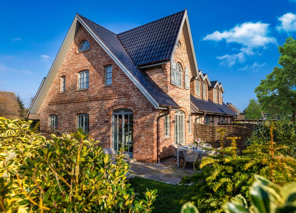 a brick house with a gambrel roof at Haus Sylter Träume in Tinnum
