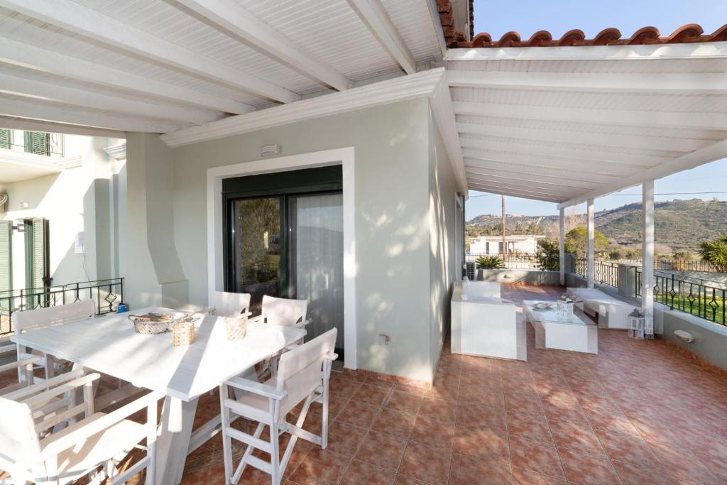 A balcony or terrace at Villa Louke