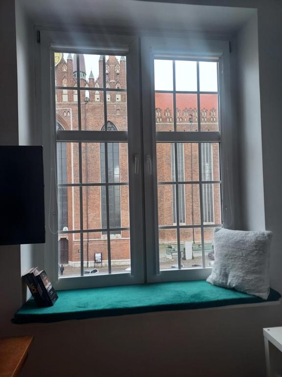 Televízia a/alebo spoločenská miestnosť v ubytovaní Apartment in Old Town - view of Mariacki Church