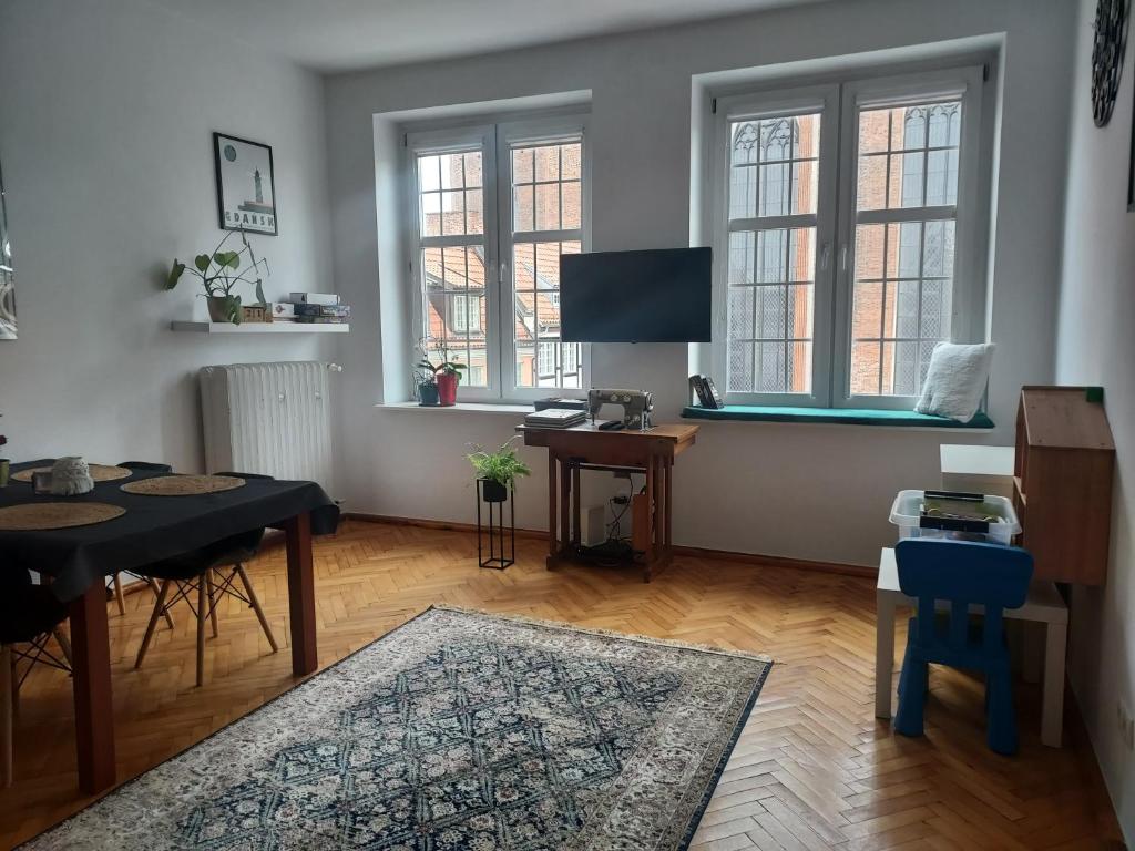 Televízia a/alebo spoločenská miestnosť v ubytovaní Apartment in Old Town - view of Mariacki Church