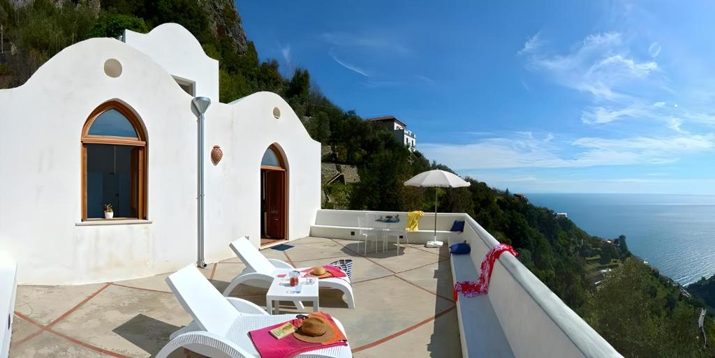 balcón con vistas al océano en La Scivitella, en Amalfi