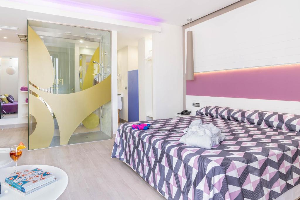 Postel nebo postele na pokoji v ubytování The Purple Hotel - Adults Only