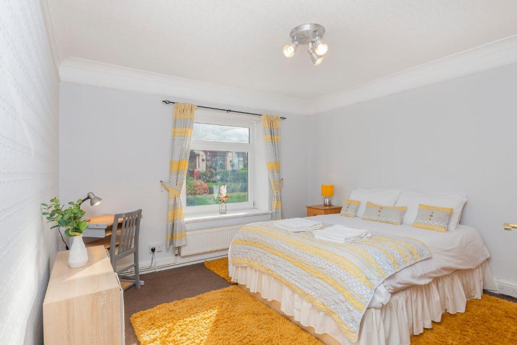 sypialnia z łóżkiem i oknem w obiekcie The View by Afan Valley Escapes w mieście Port Talbot