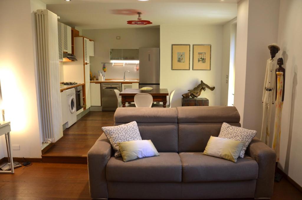 un soggiorno con divano e una cucina di Casa B&B Fontanelle a Iseo