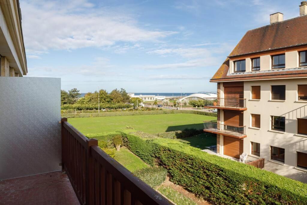 Fotografia z galérie ubytovania Appartement luxueux vue mer à Deauville avec services v destinácii Deauville