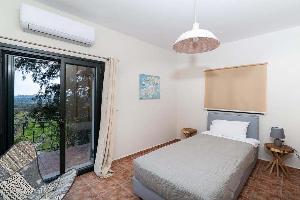 A bed or beds in a room at Villa Louke