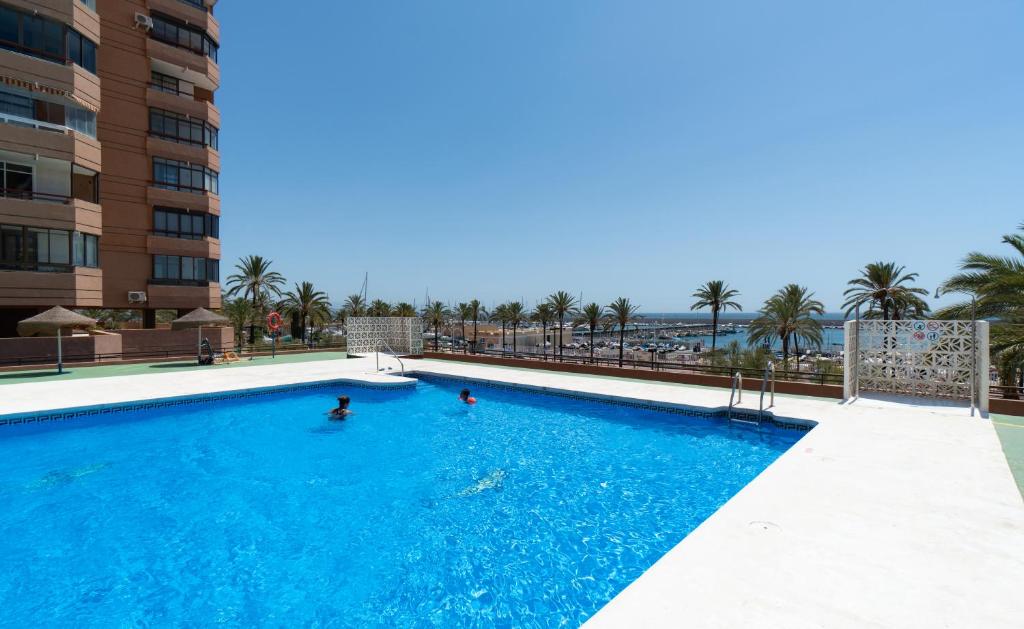Bazén v ubytování Sur Suites Palmeras 8 nebo v jeho okolí