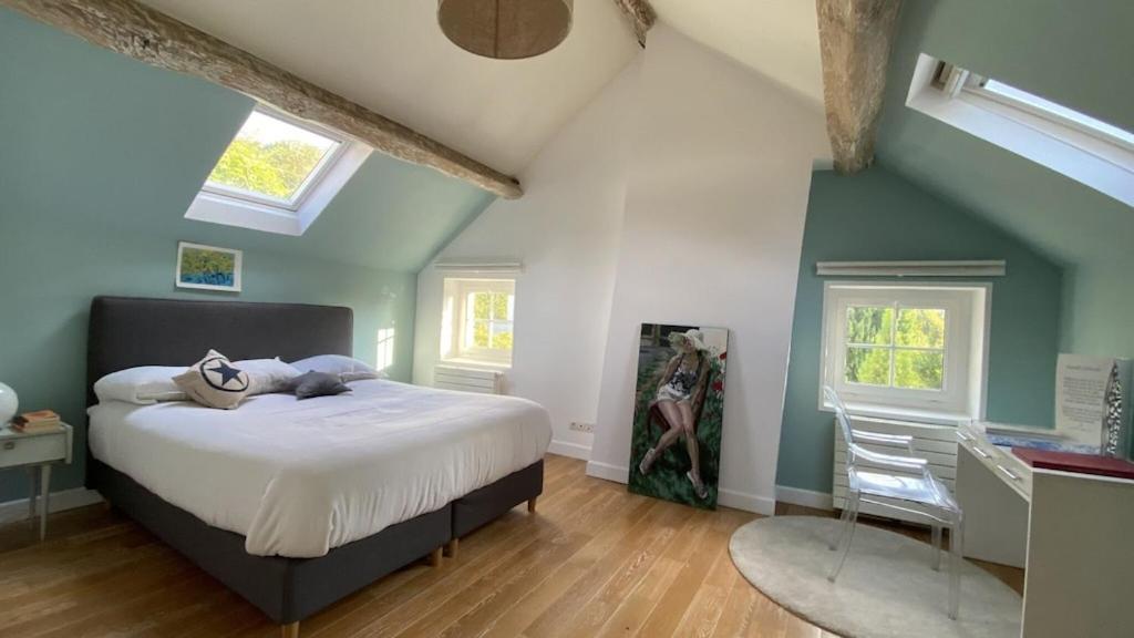 Posteľ alebo postele v izbe v ubytovaní Belle demeure avec piscine, vue et accès direct à la Seine, très proche de Paris