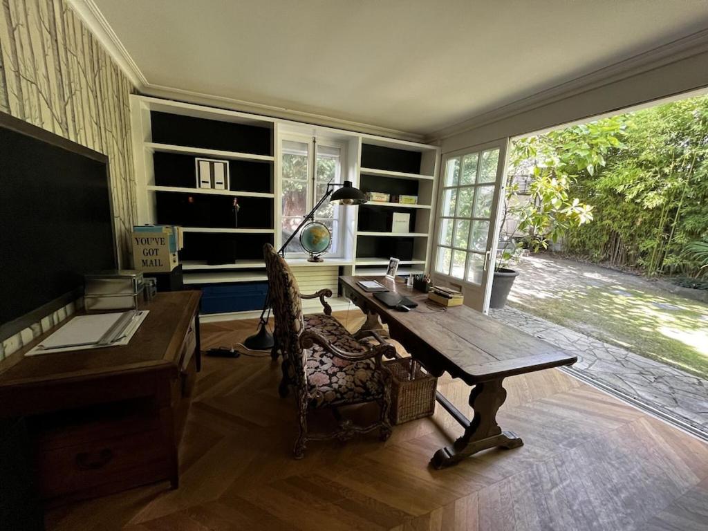 Televízia a/alebo spoločenská miestnosť v ubytovaní Belle demeure avec piscine, vue et accès direct à la Seine, très proche de Paris