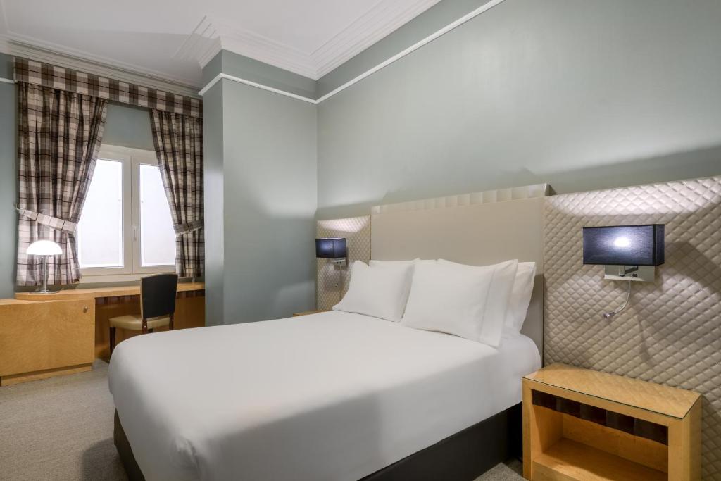 Postel nebo postele na pokoji v ubytování Hotel Larios Málaga
