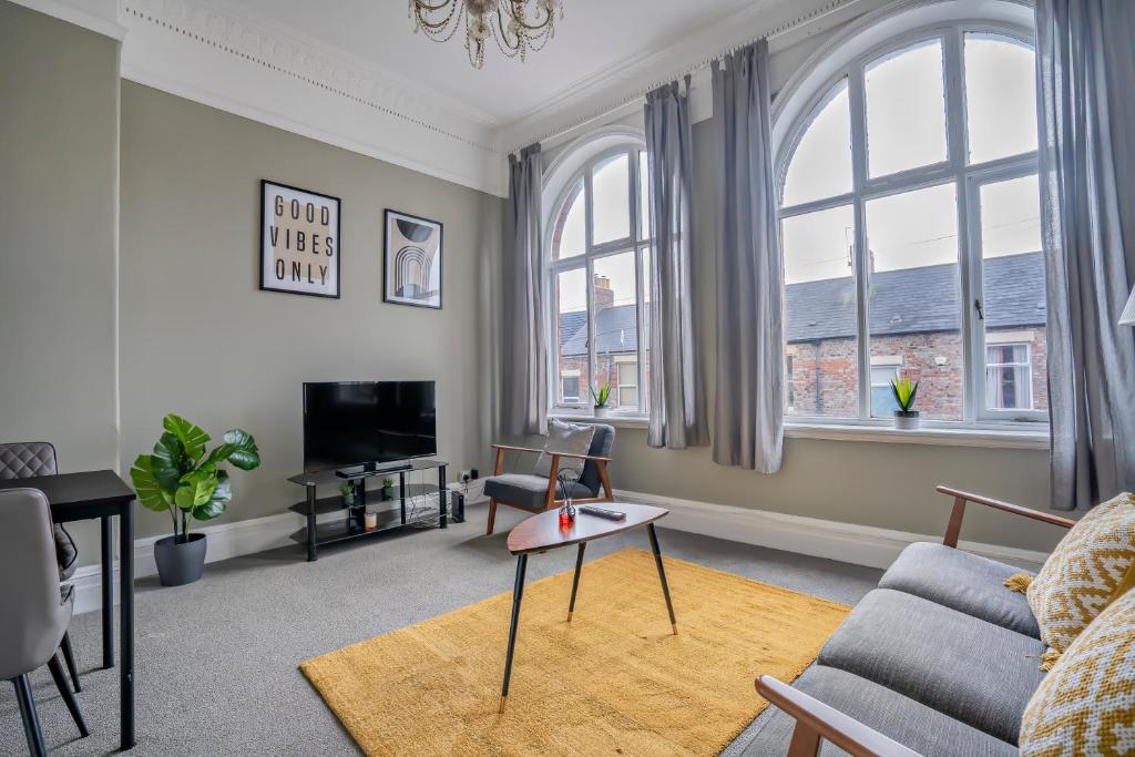 a living room with a couch and a tv at 2 Bed-Town Centre-Free Parking in Old Walker