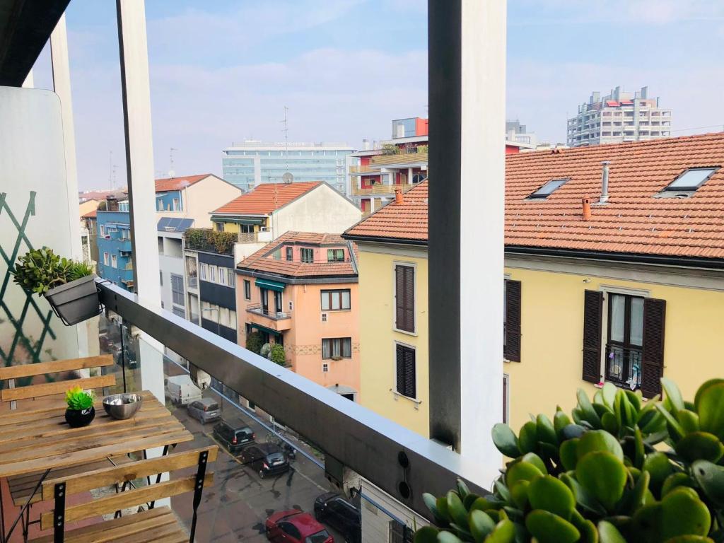 einen Balkon mit Blick auf eine Stadt mit Gebäuden in der Unterkunft Morivione Apartment - Bocconi free parking in Mailand