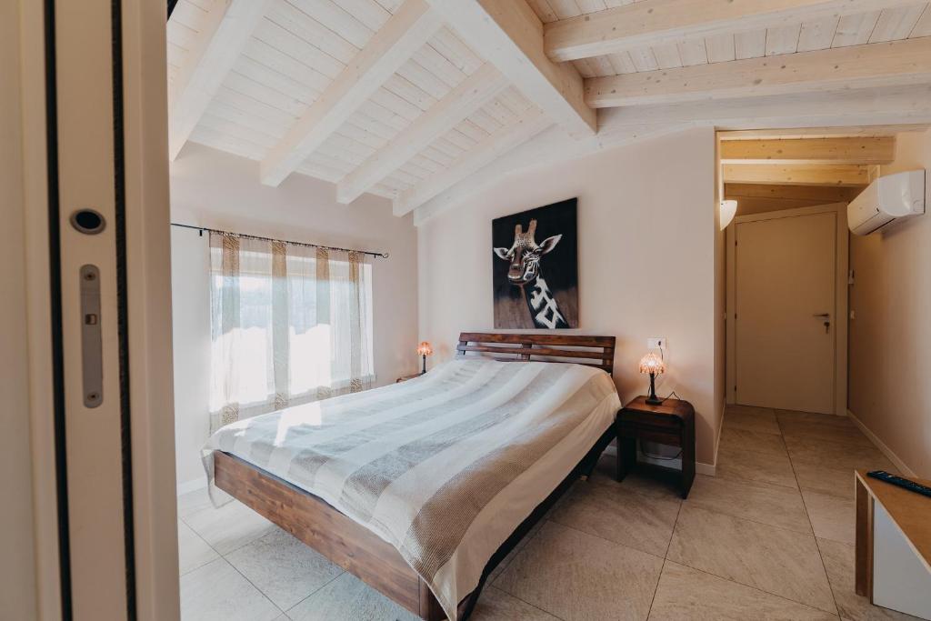 マネルバ・デル・ガルダにあるLe Due Dameのベッドルーム(大型ベッド1台、窓付)