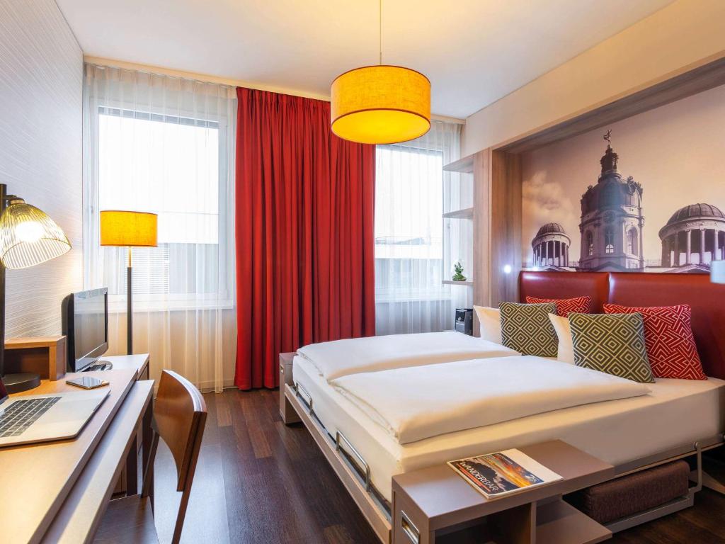 ベルリンにあるアパートホテル アダージョ ベルリン クアフュルステンダムのベッドルーム1室(ベッド1台、デスク、コンピュータ付)
