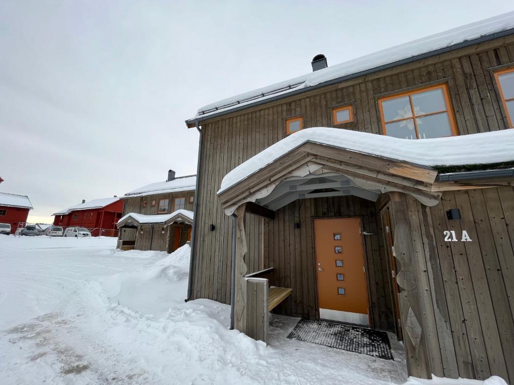 un edificio de madera con nieve en el techo en Funäsdalsporten Funäsdalen en Funäsdalen