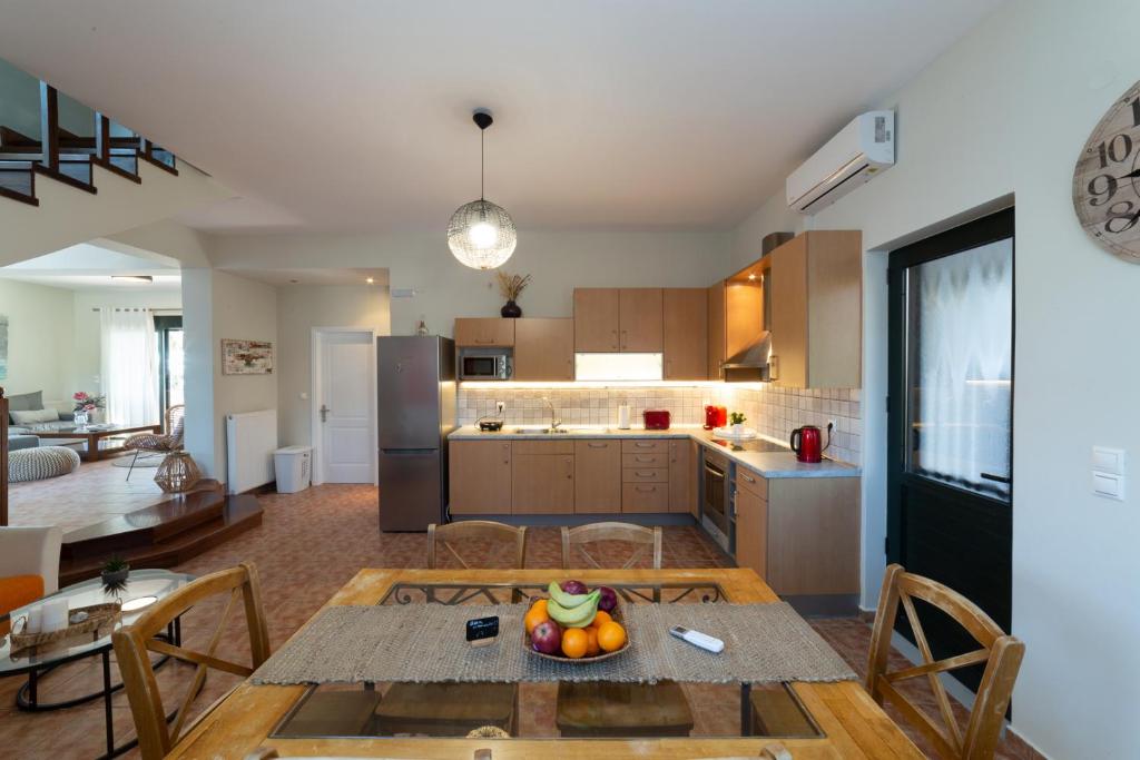 A kitchen or kitchenette at Villa Louke