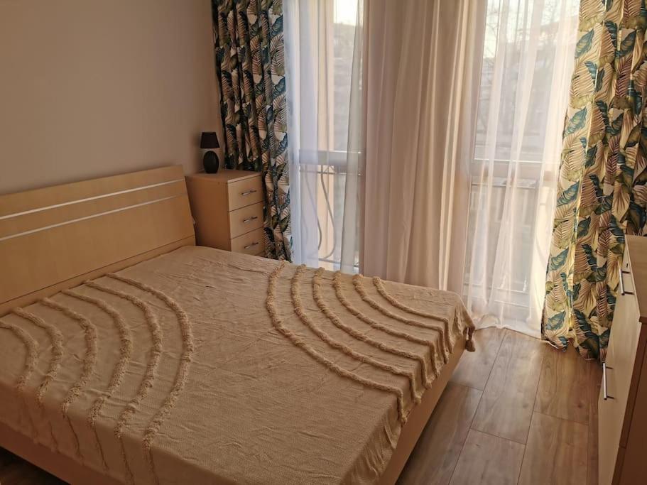sypialnia z łóżkiem i dużym oknem w obiekcie Kalia Apartments, Sunny Beach, Kalia Apartcomplex, Nesebar, 8240, 8240, Bułgaria w Słonecznym Brzegu