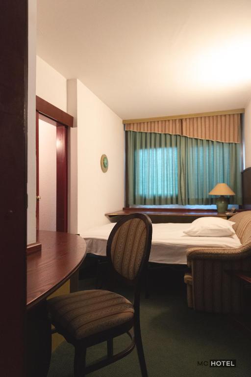 Giường trong phòng chung tại MC Hotel