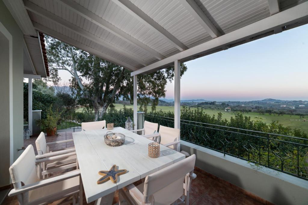 A balcony or terrace at Villa Louke