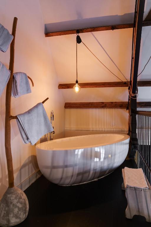 Postel nebo postele na pokoji v ubytování Vesting Hotel Naarden