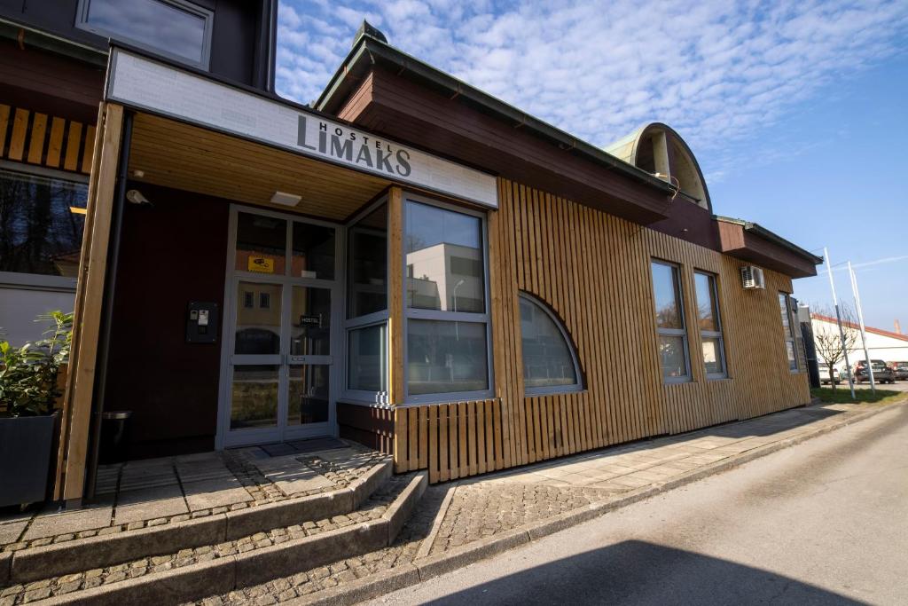 un edificio con un letrero que lee livingreens en Hostel Limaks Celje en Celje